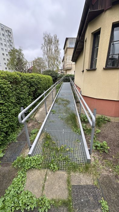 Podjazd/pochylnia dla osoby niepelnosprawnej