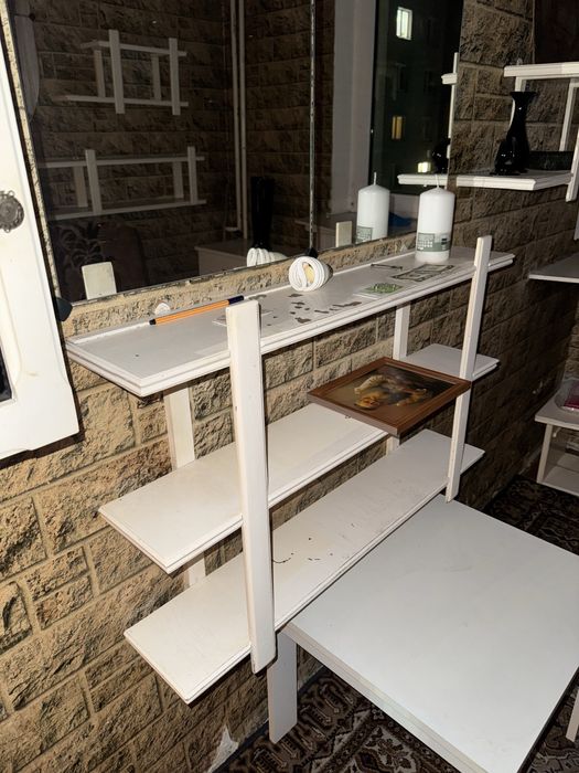 Regały szafki małe białe witrynki komoda mała