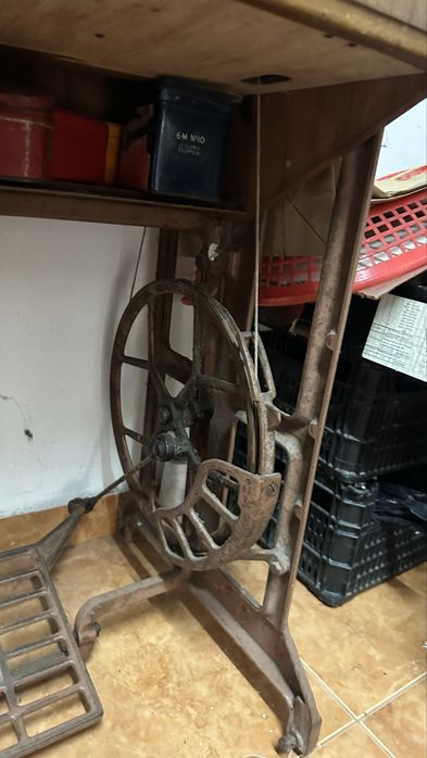 Maquina de custura antiga da Oliva