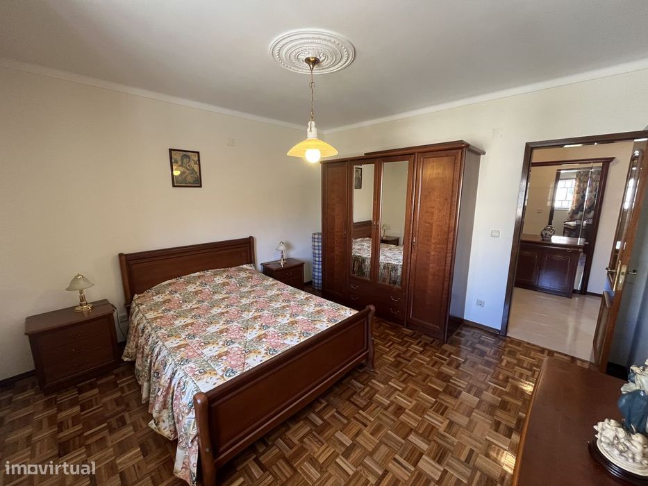Apartamento T2 na Praia de Paredes de Vitória com varanda e garagem