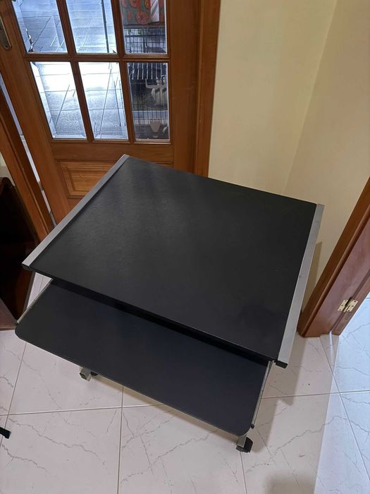 Secretaria com prateleira retráctil