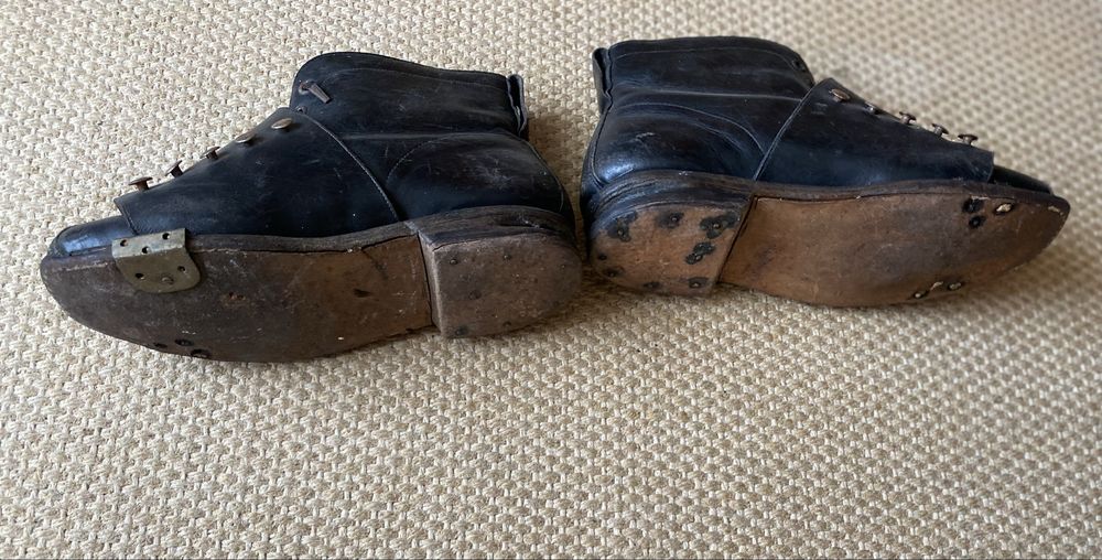 Botas, taco e bola de Hóquei anos 50