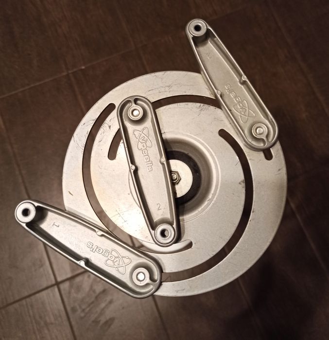 Кріплення стельове для проектору Vogels.