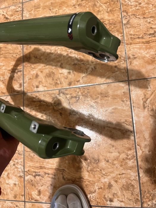 RockShox Lyrik Ultimate RC2,Dolna golen widelca