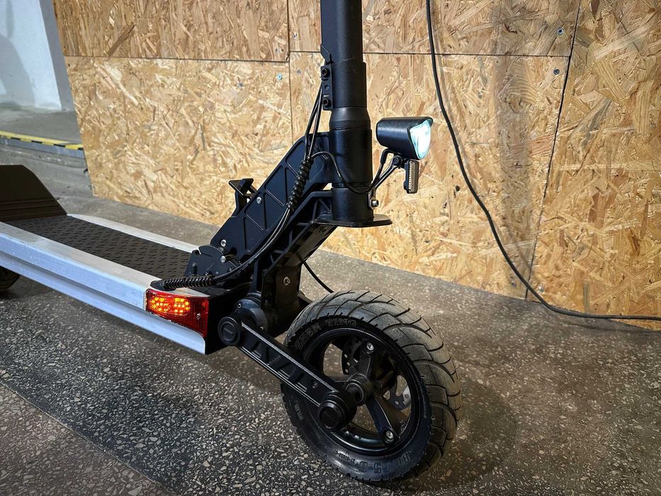 Hulajnoga Motus Pro 10 2022 (nietypowy srebrny kolor)