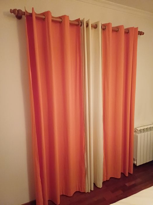 Cortinado com varão de madeira