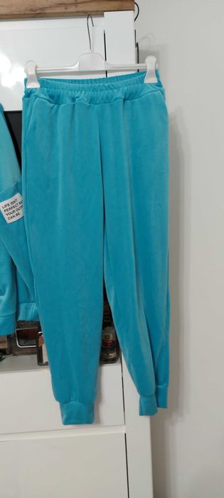 Dres z weluru w kolorze lazurowym, bluza zapinana z kapturem.