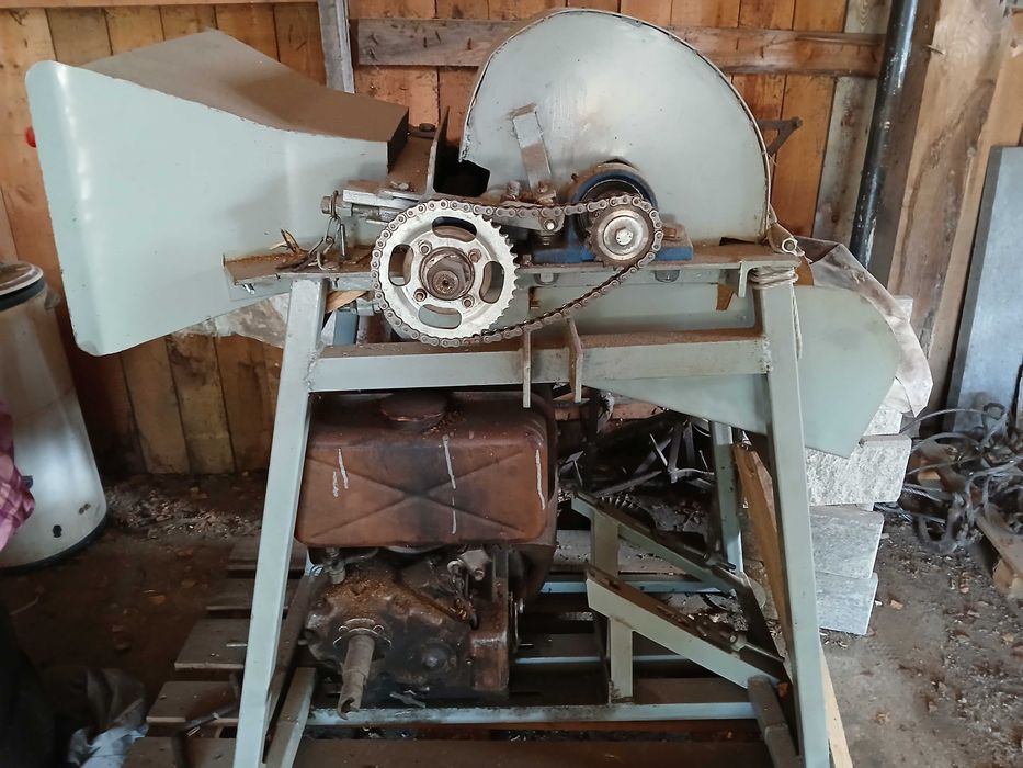 Spalinowy rębak do gałęzi. Silnik ES Andoria