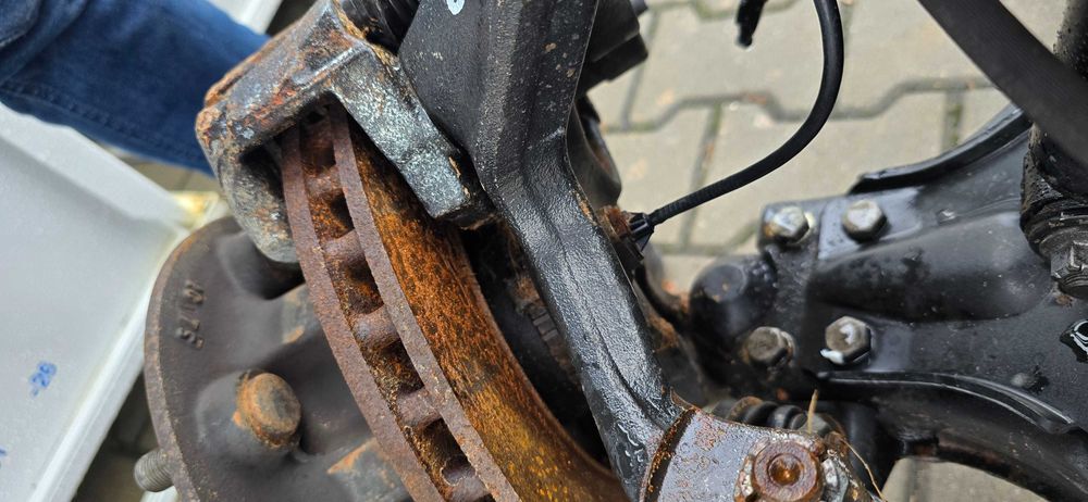 Zwrotnica Prawa Nissan Cabstar / Maxity – 6 śrub ABS K2533-12