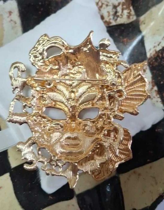 Efektowna broszka wenecka – maska