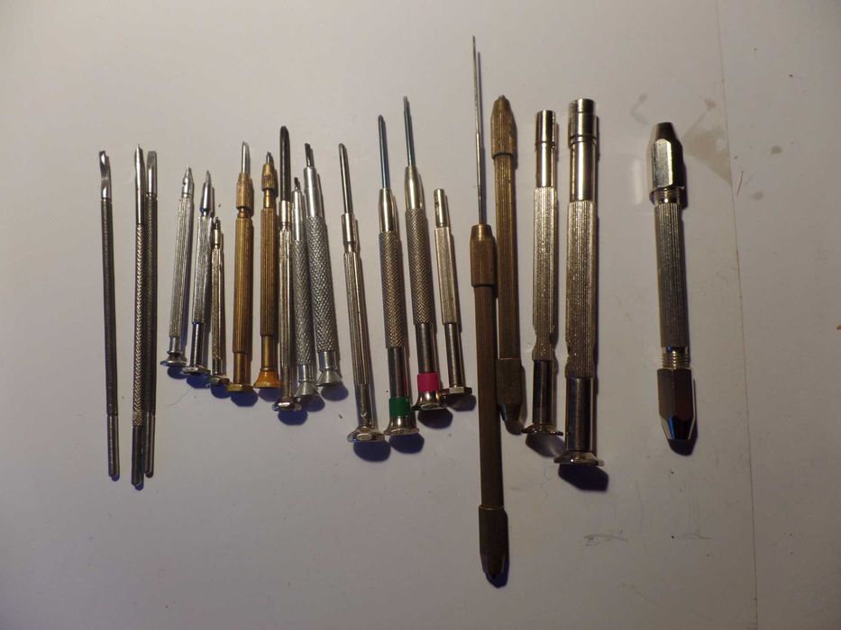 wyposażenie zakładu zegarmistrzowskiego (stół narzędzia itp)