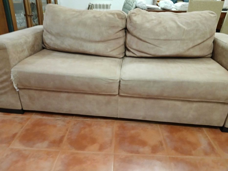 2 Sofás, um de 3 lugares e outro de 2 lugares