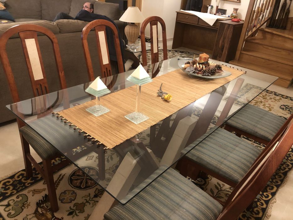Mesa de sala em madeira e pedra com tampo de vidri