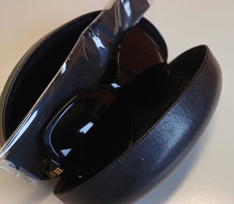 Óculos de Sol com caixa da marca ESCADA