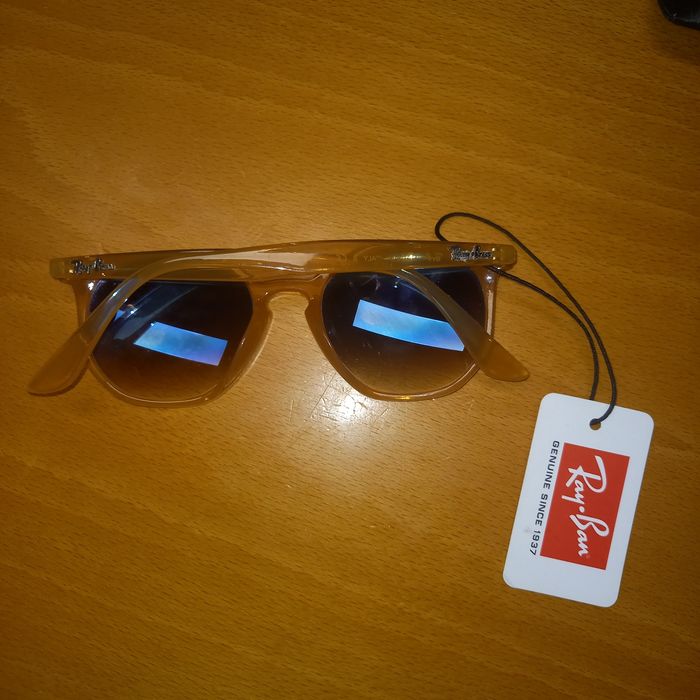 Óculos ray-ban com etiqueta