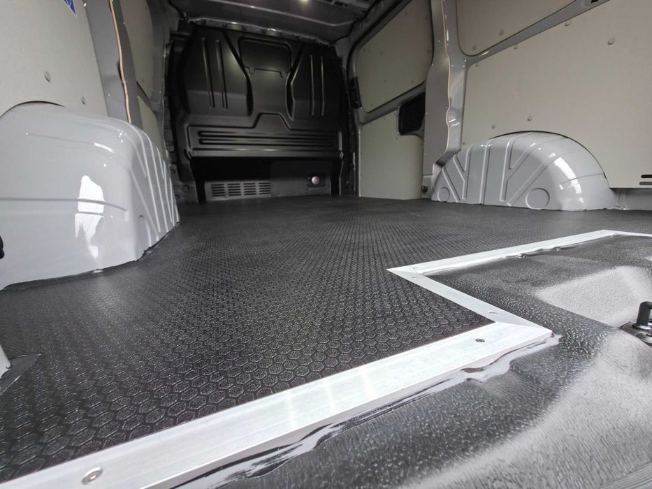 Zabudowa zabezpieczenie ze sklejki Ford Transit Custom van