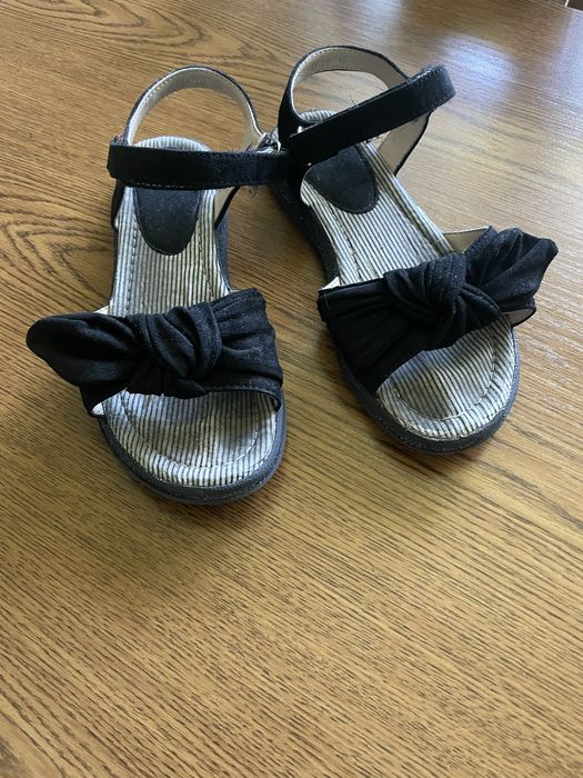 Czarne sandałki dla dziewczynki