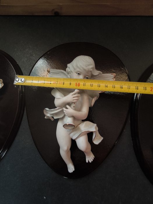 Conjunto de 3 quadros de anjos em madeira e porcel