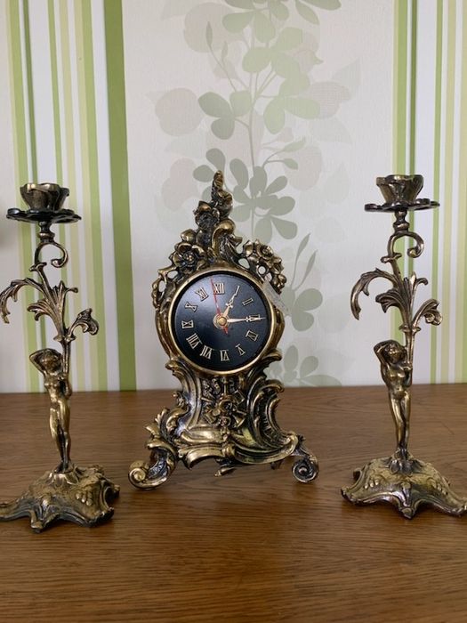 Zegar i świeczniki