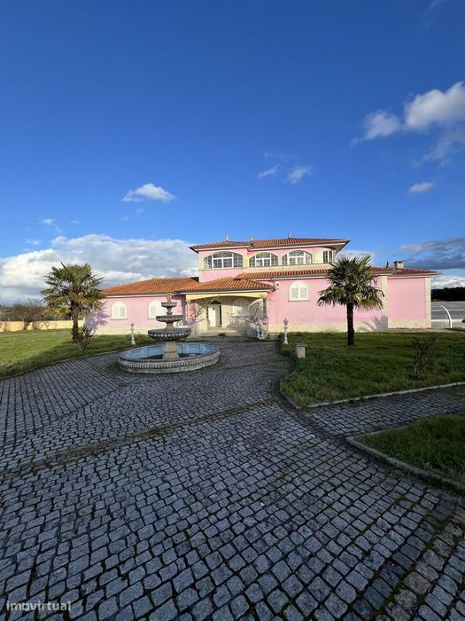 MORADIA T6 grande com terreno de 15 549m2