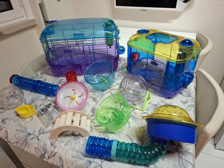 Duas gaiolas para Hamster com vários  acessórios