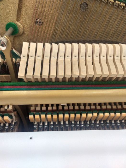 Białe pianino Legnica