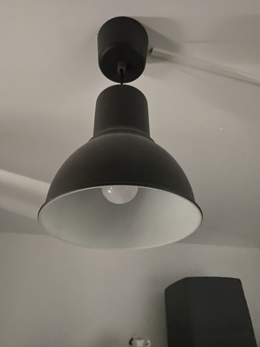 Czarna lampa ikea