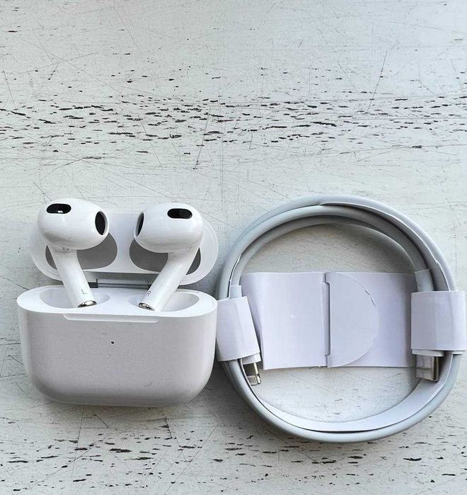 Apple AirPods 3 with Lightning Charging Case