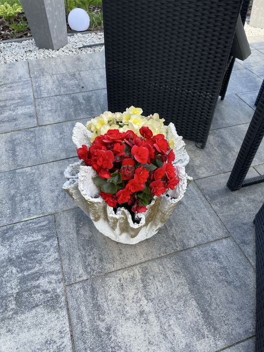 Donica betonowa czarna lub biala