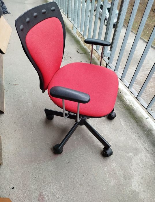 Sprzedam fotel obrotowy dziecięcy.