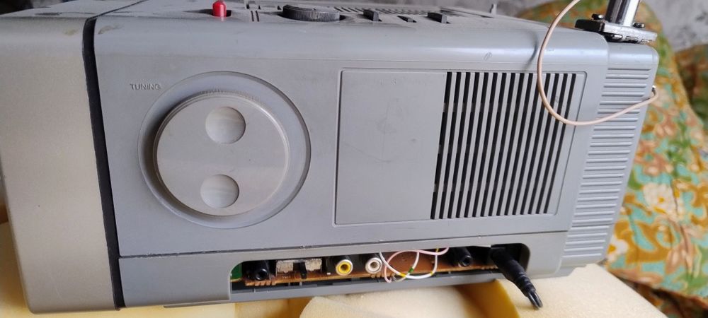 Retro telewizor z lat 80