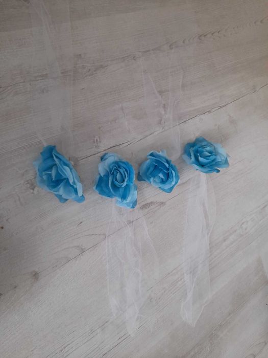 Ozdoby ślubne na samochód niebieskie róże