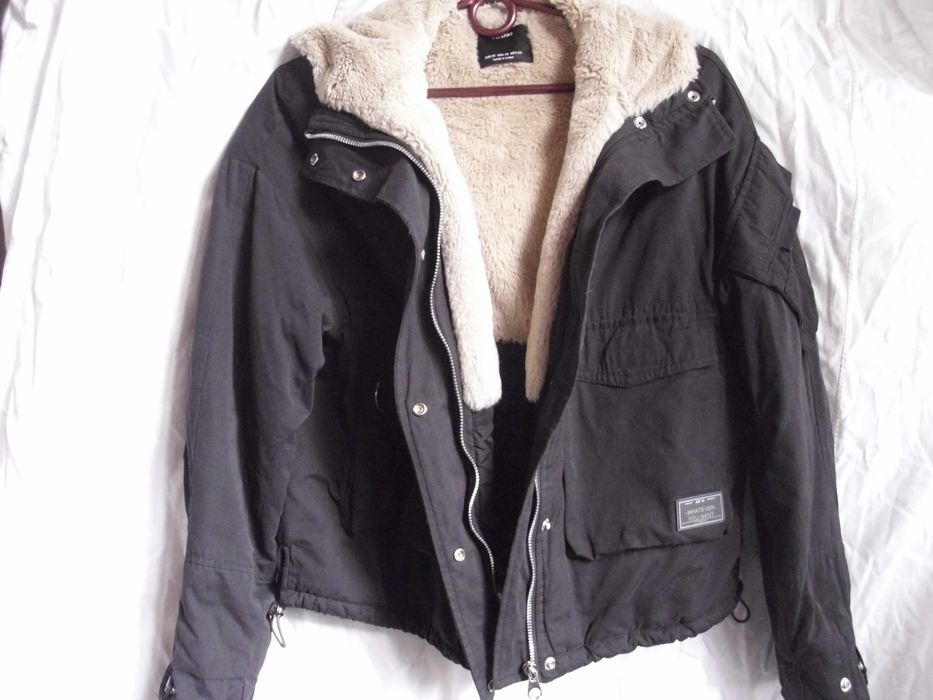 продам жіночу теплу куртку Bershka