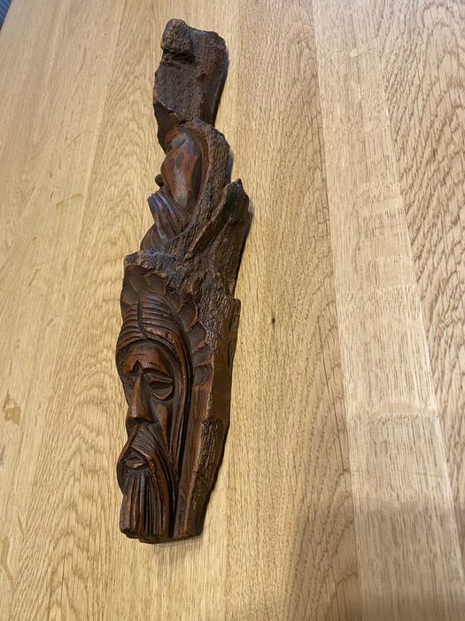 Płaskorzeźba drewniana – twarze [13]