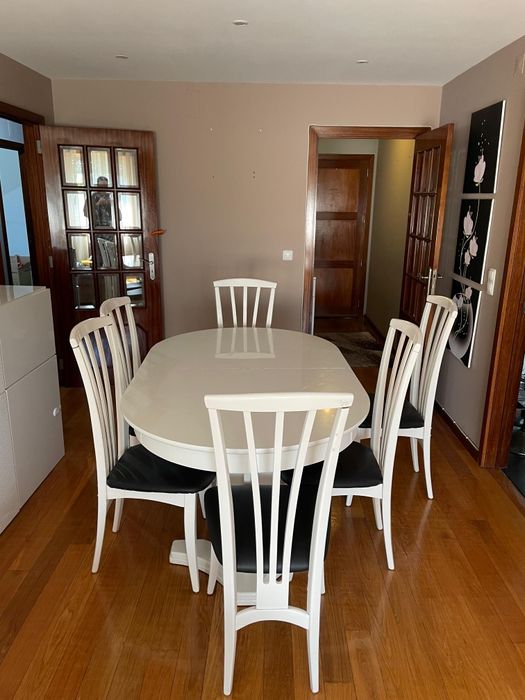 Dining Table with Lacquered Chairs64740309806209121