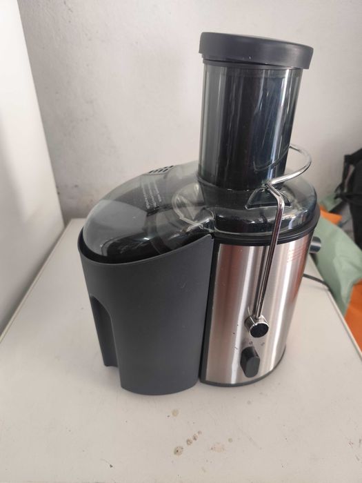 Vendo máquina de sumos só foi utilizada 3 ou 4 vezes