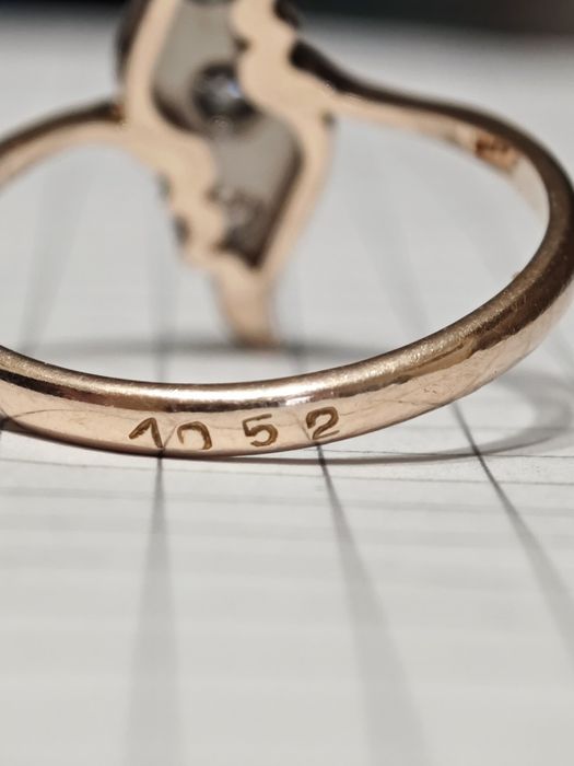 Золота каблучка, з діамантами 0.32ct, 585 проба.