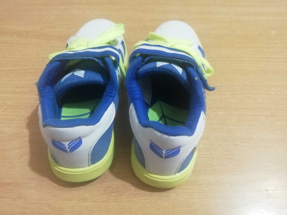 Зручні кросівки, розмір 35 (устілка 23 см), 50 грн.