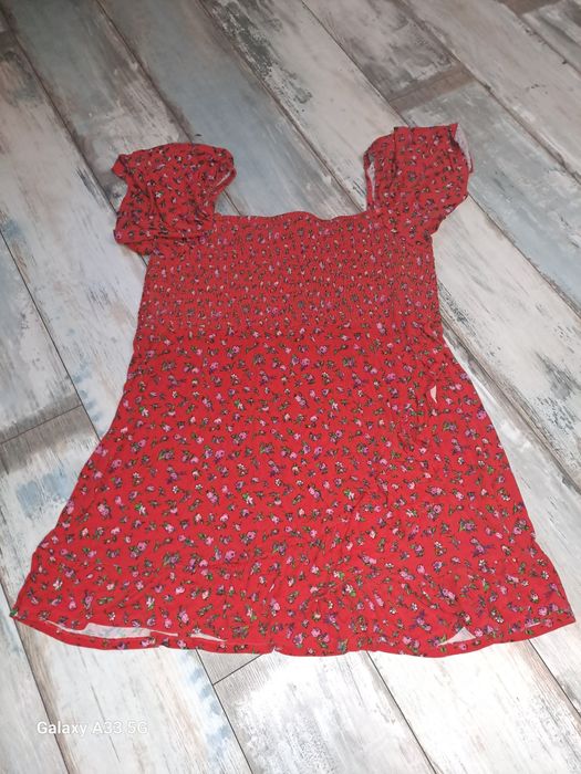 Kwiecista uciagliwa sukienka