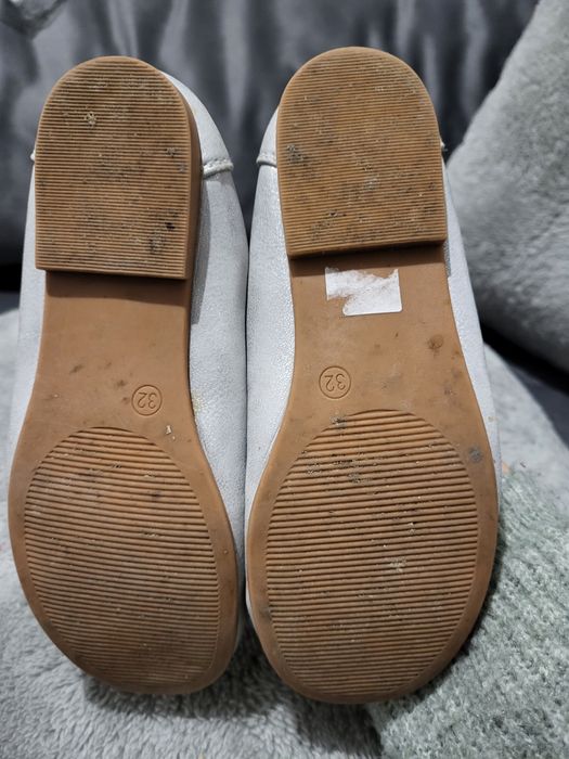 Calçado  tamanho 32. Sabrinhas