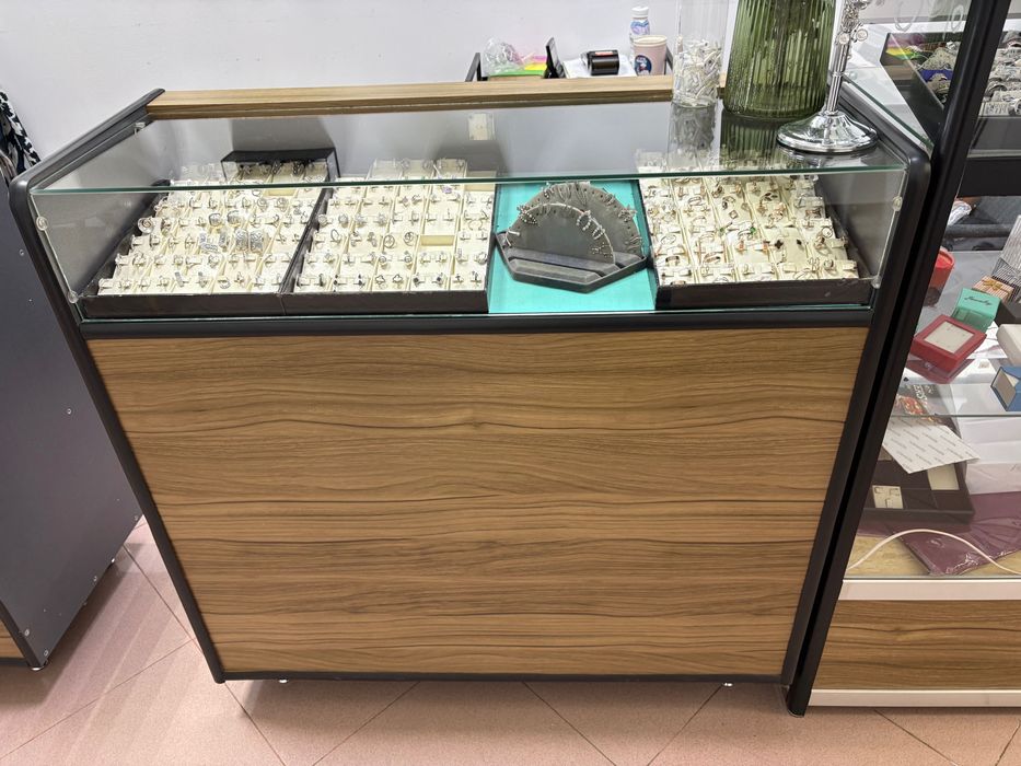 Вітрини  торгівельні оптика прикраси