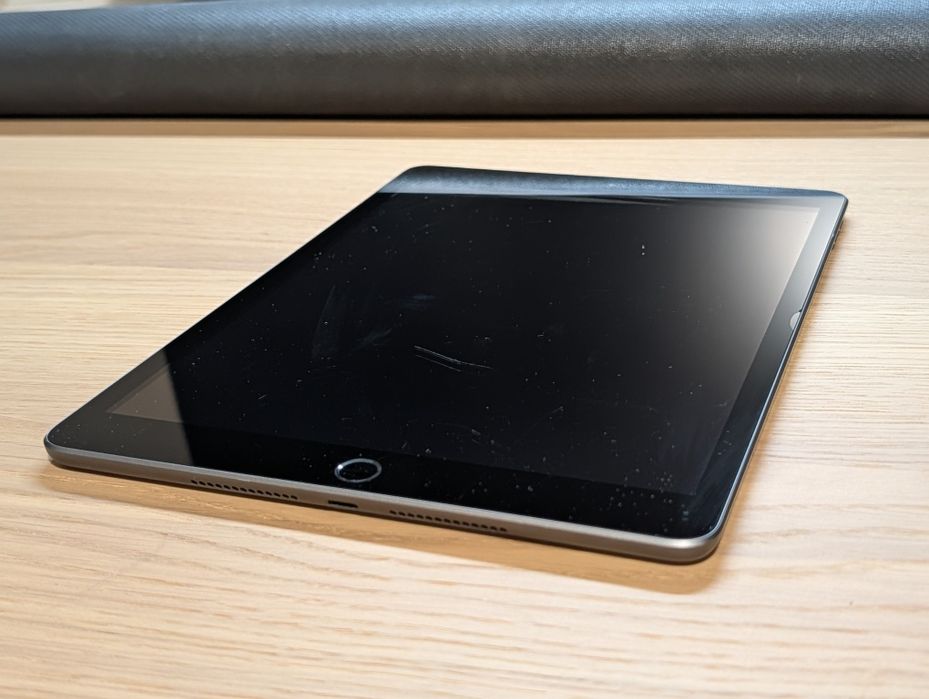Apple iPad 8. generacji 32GB WiFi Space Gray Rysik + Kompletny Zestaw