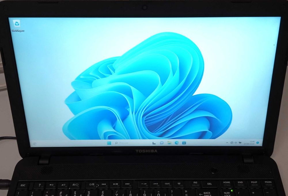 Portátil Toshiba Satellite Pro C850-1LC - A funcionar