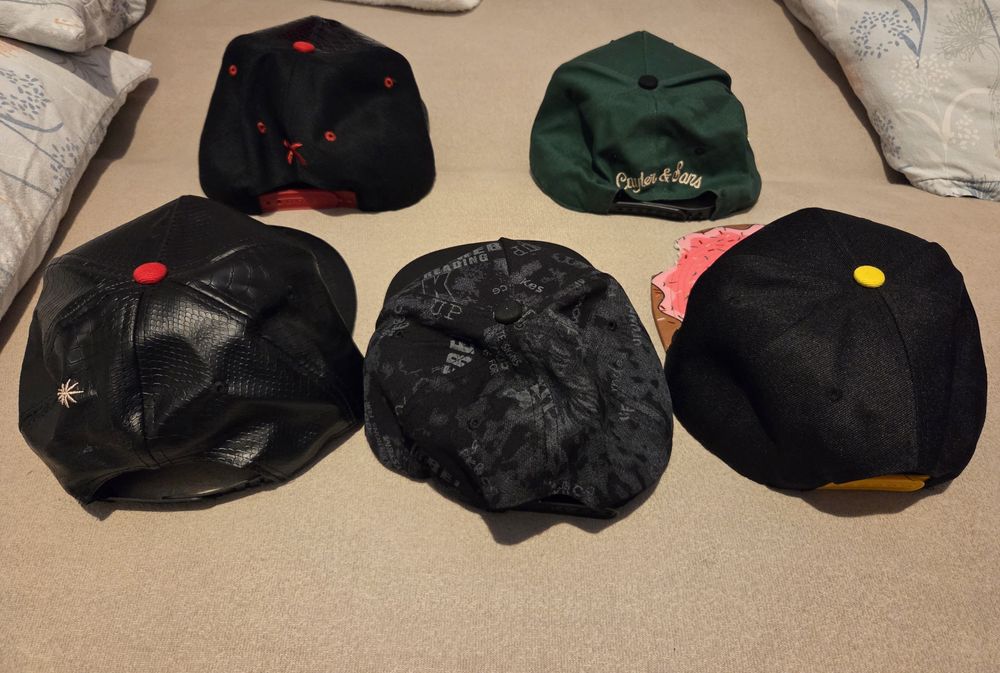 Zestaw czapek z daszkiem