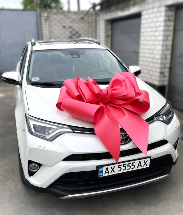 Бант на машину – акцент на Cвято