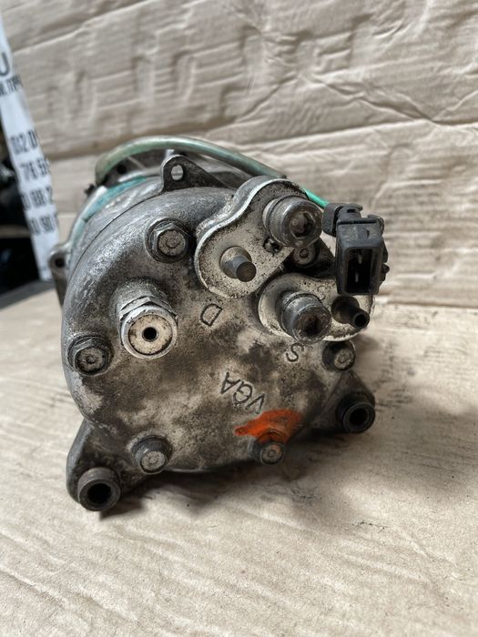 Компресор кондиціонера  VW polo lupo seat ibiza  1.4 бенз 6n0820803b