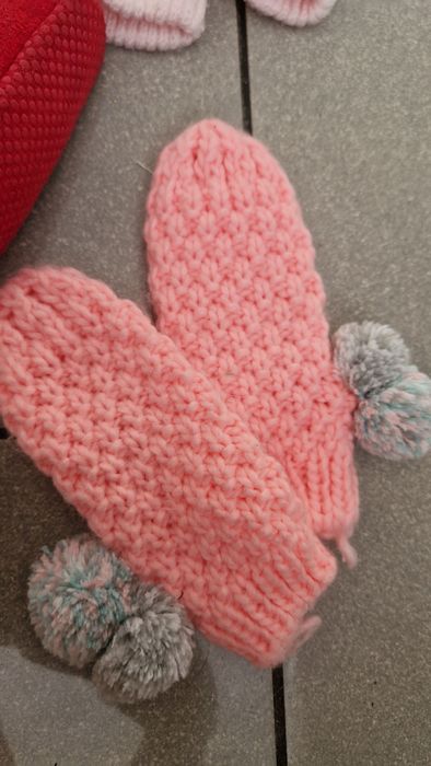 Zestaw rekawiczek, bucikow, opasek dla dziewczynki