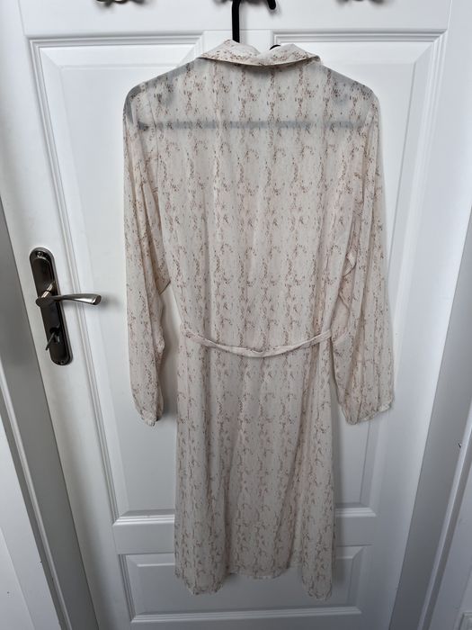 Kremowa sukienka rozmiar M