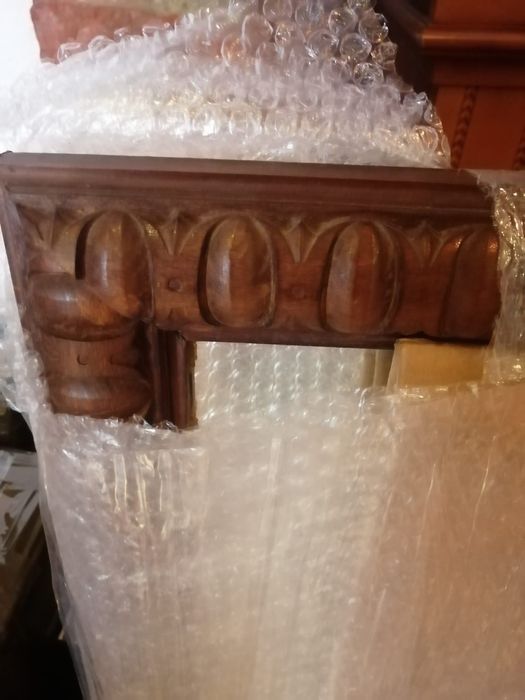 Espelho com moldura em madeira maciça