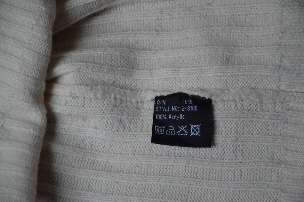 Sweter męski z czarnymi elementami